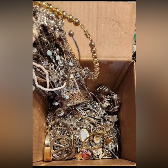 2 LB Wearable Discovery Jewelry Lot | Mixed Metals | Chains Charms Beads + More - Picture 3 of 12